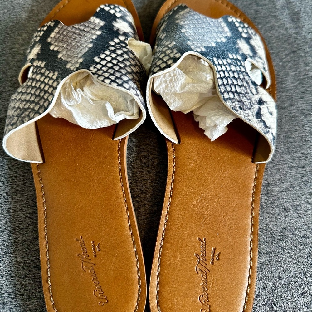 Sandals - Picture 3 of 4